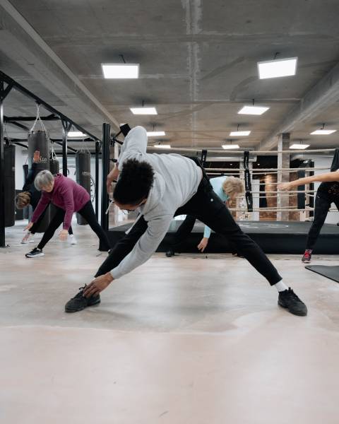 Quels sont les bienfaits des cours de yoga adaptés pour senior, et où en pratiquer à Paris 17 ?